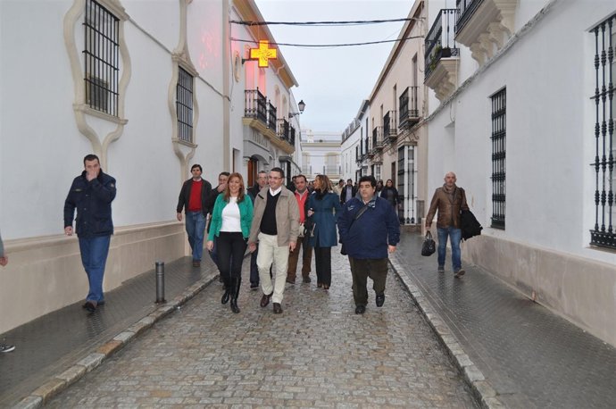 Militantes del PSOE arropan al alcalde de El Coronil