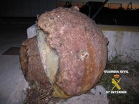 La Guardia Civil retira una mina marina encontrada a tres millas de la costa