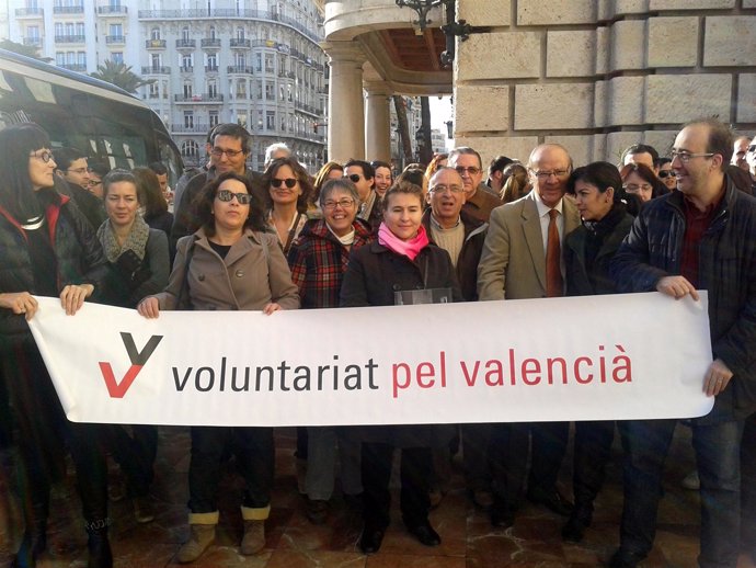 Miembros del Voluntariat per Valencià en la visita sobre Vicent Andrés Estellés.