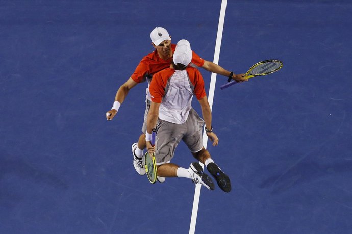 Bob y Mike Bryan celebran la victoria en el Open Australia 2013