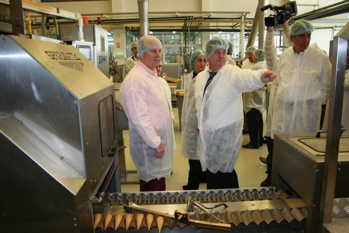 Buch durante su visita a la empresa Dicarcono de Ibi (Alicante).