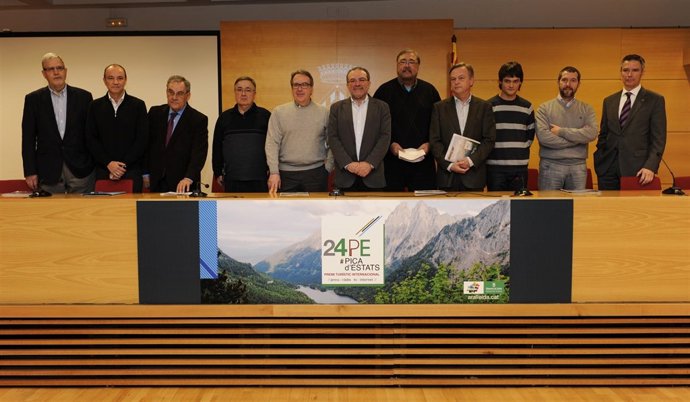 Foto de grupo con el jurado del premio Pica d'Estats