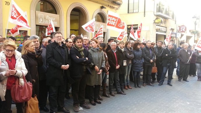 Imagen de los socialistas concentrados a la salida de la Casa dels Caragols