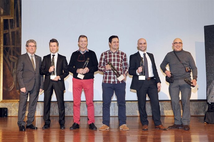 Manuel Correas, presidente del comité organizador, juto a los premiados.