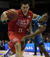 Baloncesto/Liga Endesa.- (Crónica) El Caja Laboral continúa en una nube y el Valencia vuelve a caer
