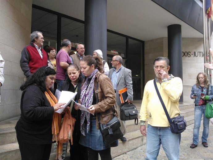 Ángela Pons de la PAH informa sobre el escrito suspensión de los procesos