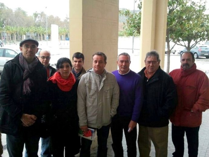 Eduardo Zorrilla y José Antonio Castro con trabajadores del puerto de Málaga