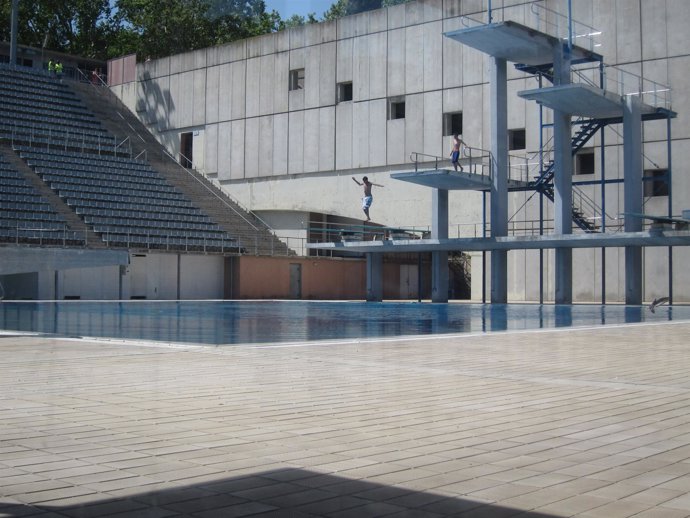 Usuarios de la piscina de Montjuïc se cuelan en trampolines