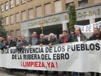 Las localidades de la ribera aragonesa del Ebro exigen que se limpie el río