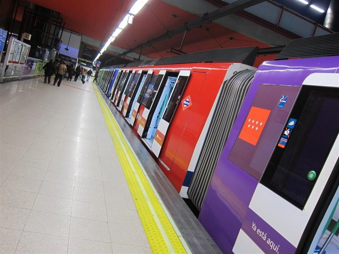 Metro con los colores rojo y blanco.