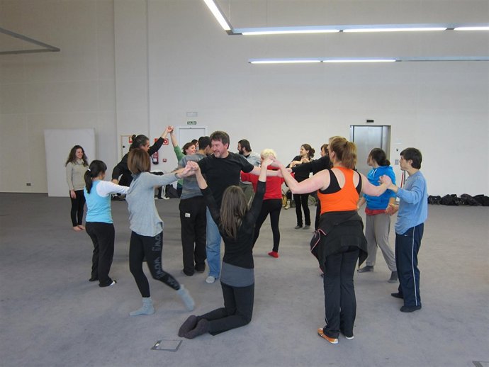 Miembros de la OSCyL y de Lisarco en una de las acciones del taller