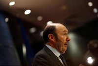 Rubalcaba dice que puede haber "zonas para un acuerdo" sobre el paro y que se "conformaría" con sólo abrir el diálogo
