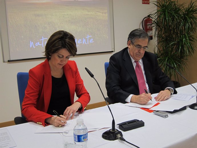 La presidenta Yolanda Barcina y Antonio Sánchez (Grupo Uvesa).
