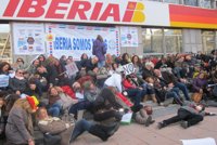 Unos 150 trabajadores de Iberia se concentran ante su sede en Madrid contra el plan de ajuste