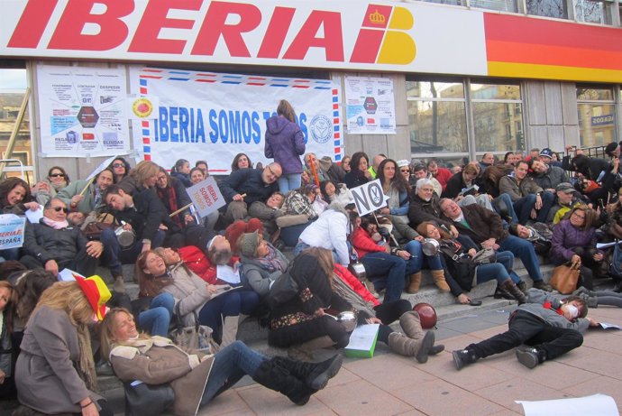 Manifestación sede aerolínea 'Iberia se moviliza los lunes al sol'