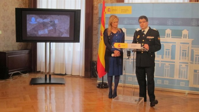 La delegada del Gobierno en Madrid y el jefe de la UDYCO Madrid, José Luis Conde