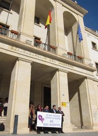 Una concentración silenciosa recuerda a la última víctima de violencia de género de Calpe (Alicante)
