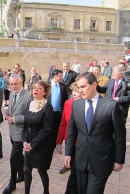 Griñán, Cortés y Nieto, con el Palacio Episcopal al fondo