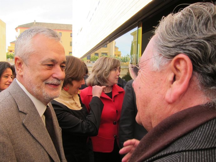 Griñán (izda.) ante el Centro de Visitantes de Córdoba