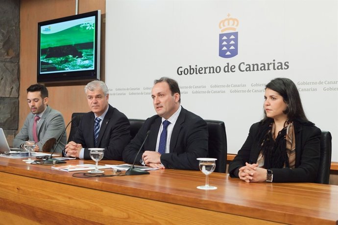 Armas y Fernández (en el centro), en rueda de prensa