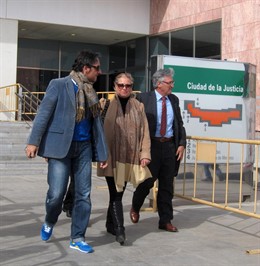 Maite Zaldívar saliendo del juicio por blanqueo de capitales