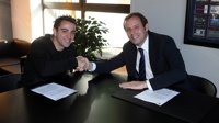 Fútbol.- Xavi firma su nuevo contrato y ya es blaugrana hasta 2016