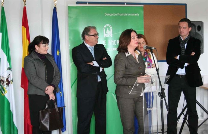 La consejera de Educación, Mar Moreno, inaugura un colegio rural 
