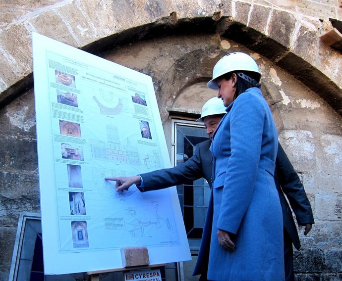 María José Català observa el plan de actuación en la Catedral de Valencia  