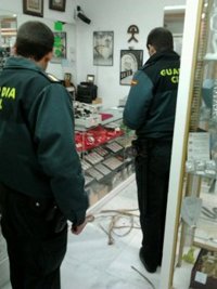 Detenidos tres acusados asaltar una joyería de Roquetas, a cuya dependienta dieron una paliza