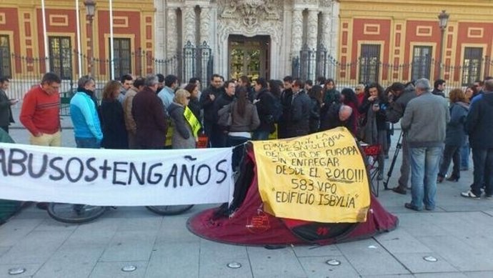 Acampada ante San Telmo de la asociación de vecinos Isbilya 583VPO
