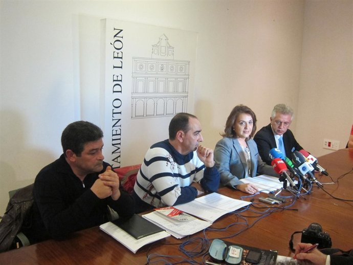 Representantes de los trabajadores del servicio de limpieza y la concejala