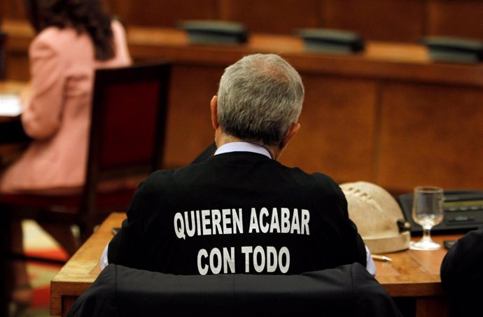 Gaspar Llamazares con el casco minero en el Congreso