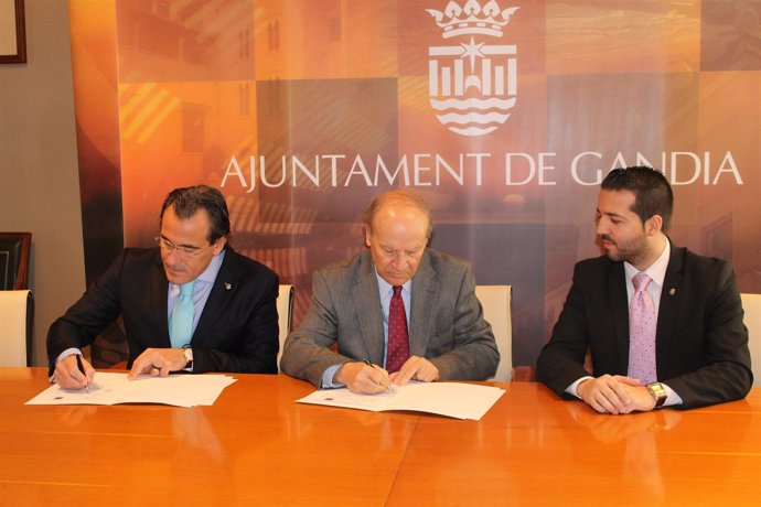 Firma del acuerdo entre la AVL y el Ayuntamiento de Gandia