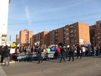Unas 400 personas se concentran frente a la Biblioteca del Estado de Badajoz para protestar contra las políticas de Wert