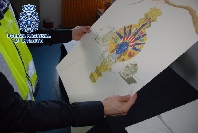 La Policía Nacional interviene en Barcelona once litografías falsas de Dalí