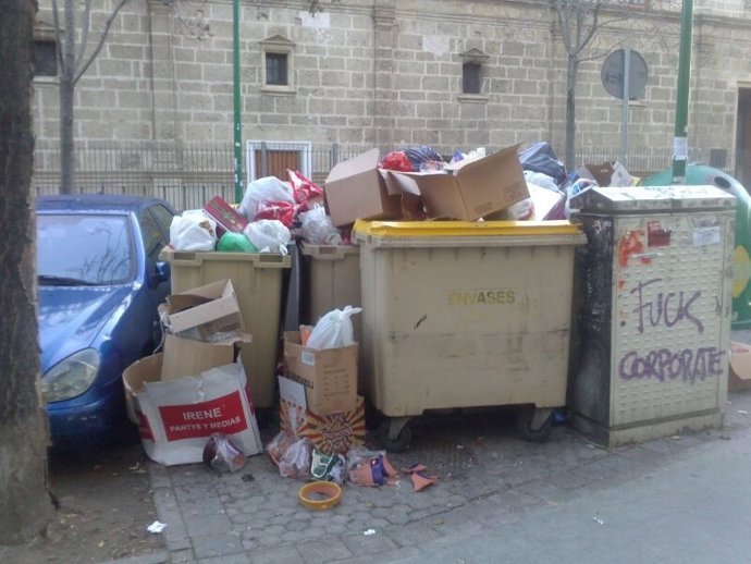 Basura acumulada en la segunda jornada de huelga de Lipasam