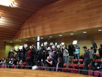 (AV.) Rojo suspende el pleno durante varios minutos por una protesta de invitados de AGE y BNG