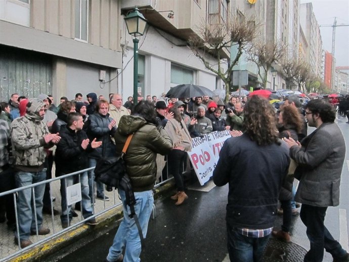 Foto Concentración Frente Al Parlamento