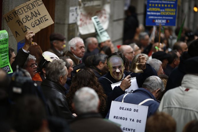 Afectados por preferentes increpan a Rato a su llegada a la Audiencia Nacional
