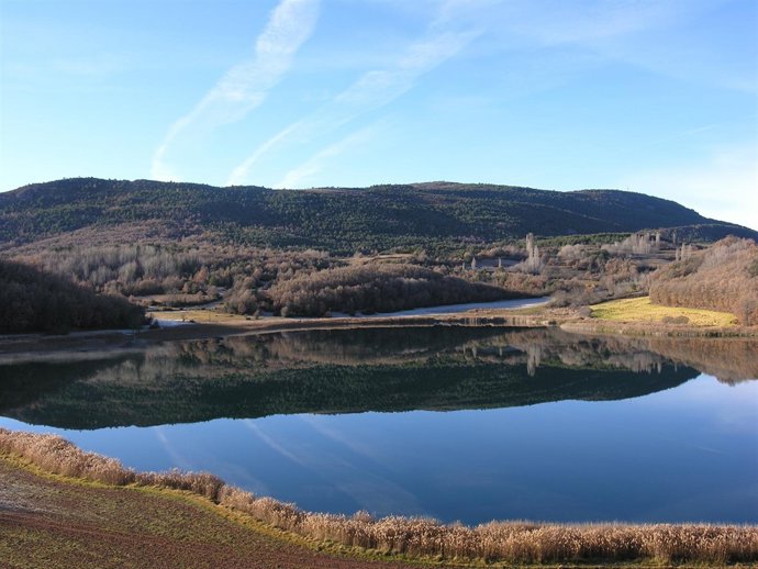 Lago de Montcortès y Sierra de Peracalç
