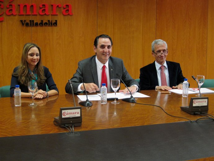 En el centro, José Rolando Álvarez, presidente de la institución cameral.