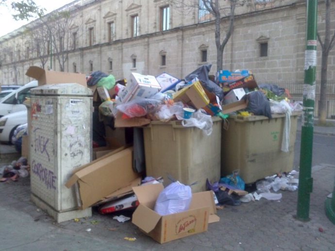 Basura acumulada en la segunda jornada de huelga de Lipasam 