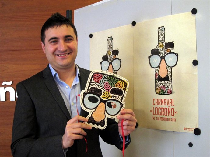 Pedro Muro enseña el cartel y la máscara del Carnaval 2013