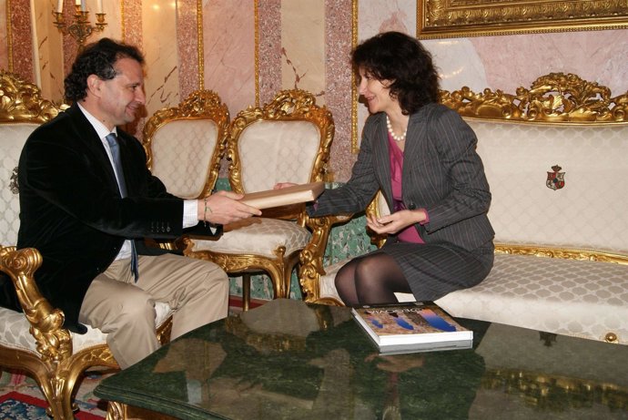 Arahuetes, junto a la embajadora lituana.