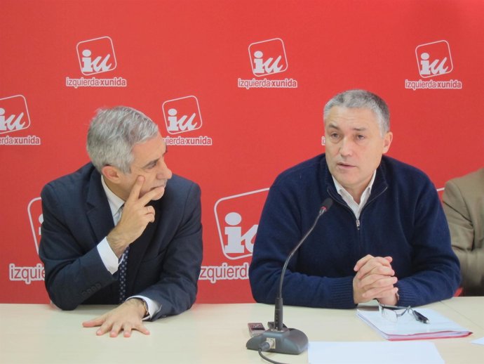 Gaspar Llamazares y Manuel González Orviz en rueda de presa. 