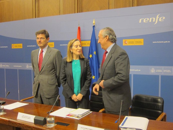 Pastor con el presidente de Renfe, Julio Gómez-Pomar, y el secretario de Estado