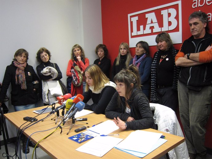 Trabajadoras de las cocinas del CHN y representantes de LAB.