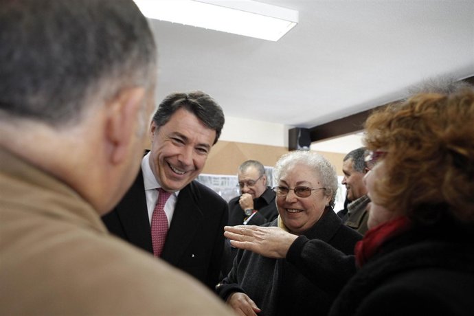 González con los vecinos de la Cañada Real