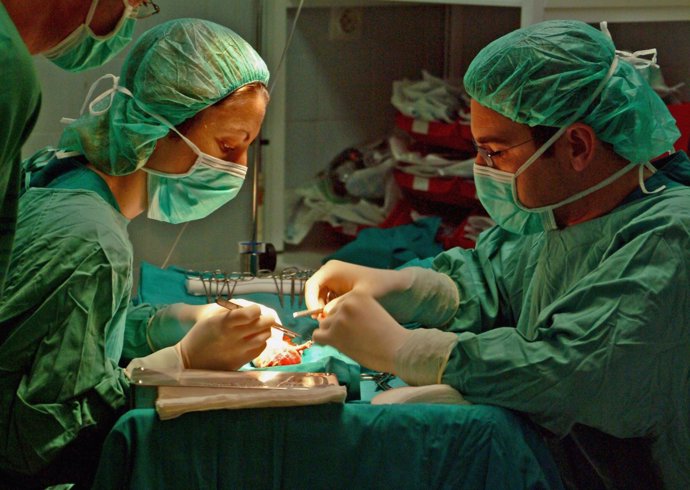 Cirujanos del Virgen del Rocío en un trasplante renal