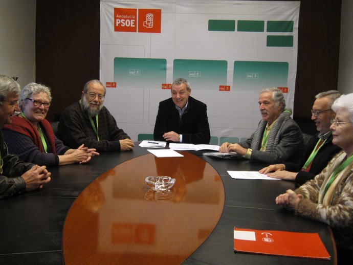 Reunión de De la Chica con miembros de federación de pensionistas de UGT y CCOO